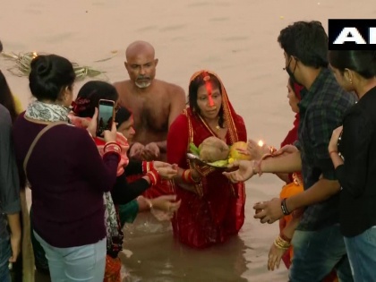 Chhath Puja 2021 Devotees break 36-hours long fast offering Arghya rising sun 4-day bihar patna up delhi | Chhath Puja 2021: उगते हुए सूर्य को अर्घ्य देने के साथ ही संपन्न हो गया महापर्व छठ पूजा