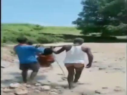 Video: pregnant woman from Kadnai village of Surguja was carried on a makeshift basket through a river | Video: गर्भवती महिला को टोकरी में बैठाकर लोगों ने कराया नदी पार, महिला अस्पताल में भर्ती, वीडियो वायरल