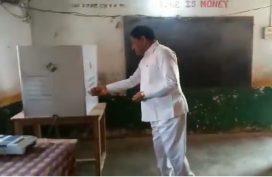 madhya pradesh assembly elections: bjp dayaldas baghel worships polling booth, get notice by Ec | छत्तीसगढ़ विधानसभा: BJP मंत्री ने चुनाव से पहले की EVM की पूजा, वीडियो हुआ वायरल
