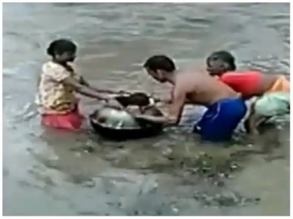 chhattisgarh bastar couple carry child in big utensils Indravati River heavy rain video viral godavari bijapur Relief Camp | Video: दंपत्ति ने बच्चे को बर्तन में डालकर ऐसे पार किया उफनती नदी, लगातार हो रही बारिश से कई नदियां बह रही है खतरे के निशान से ऊपर