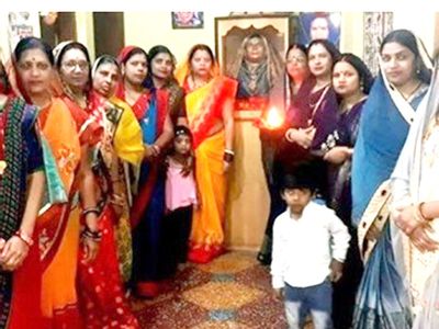 Bilaspur 11 daughter in law build her mother in law geeta devi temple chhattisgarh worship and aarti | बिलासपुर में 11 बहुओं ने सास का मंदिर बनवाया, श्रृंगार सोने के गहनों से किया, रोजाना पूजा-आरती, जानिए सबकुछ