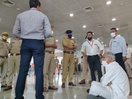 Lakhimpur Kheri violence Chhattisgarh CM Bhupesh Baghel  I am not being allowed to leave the airport meet Priyanka Gandhi  | लखीमपुर खीरी हिंसाः एयरपोर्ट पर छत्तीसगढ़ सीएम भूपेश बघेल को रोका, विरोध में धरने पर बैठे