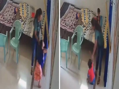 Chhattisgarh Kanker city adoption centre manager beat 2 child badly video action taken | वीडियो: शेल्टर होम में 2 बच्चियों को बुरी तरह पीटती दिखी महिला, बाल पकड़कर जमीन पर भी पटका, हुई कार्रवाई