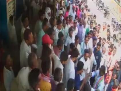 chhattisgarh Ramanujganj Congress MLA Brihaspati Singh thrashes bank worker many slaps angry employees demand action against leader | देखें वीडियो: कांग्रेस विधायक ने बैंककर्मी को मारे कई थप्पड़, नाराज कर्मचारियों ने की नेता के खिलाफ कार्रवाई की मांग