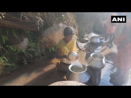 chhattisgarh sanmandra village contaminated water rocky path | देश के इस गांव में आज भी न पानी का कोई स्रोत, न ही सड़क, दूषित पानी पीने को मजबूर लोग
