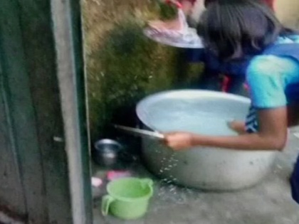 Chhattisgarh Koriya Girl students allegedly made to wash dishes | छत्तीसगढ: स्कूल में पढ़ने आई बच्चियों से टीचर धुलवा रहे हैं बर्तन, बीजेपी राज में उड़ रहा है पीएम मोदी के मुहिम का मजाक