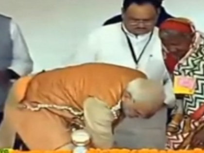 Chhattisgarh: PM Narendra Modi enrobe Slippers to elderly tribal woman on stage | छत्तीसगढ़: जब पीएम मोदी ने मंच पर बुजुर्ग आदिवासी महिला को पहनाईं चप्पल