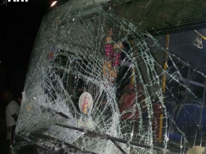 Chhattisgarh: 5 killed, 6 injured in a collision between a van and a bus in Balrampur's Rajpur | छत्तीसगढ़ में वैन और कार के बीच टक्कर, 5 की मौत, 6 घायल