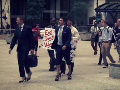 Male Chicago Lawyers Wear Heels for Walk a Mile in Her Shoes event | शिकागो के मर्द वकील हील्स वाले सैंडल पहनकर उतरे सड़क पर, ये है वजह