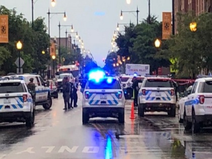 Mass looting in Chicago, shots fired, over 100 arrested, at least 13 officers were injured | शिकागो में लूटपाट की घटनाओं के बाद 100 से अधिक लोग गिरफ्तार, 13 अधिकारी घायल