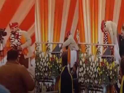 video viral Former WFI Chairman Brijbhushan Singh falls face down on UP Event stage users mock BJP leader | VIDEO: मंच पर मुंह के बल गिरे WFI के पूर्व चेयरमैन बृजभूषण सिंह, यूजर्स ने भाजपा नेता की उड़ाई खिल्ली video viral Former WFI Chairman Brijbhushan Singh falls face down on UP Event stage users mock BJP leader | VIDEO: मंच पर मुंह के बल गिरे WFI के पूर्व चेयरमैन बृजभूषण सिंह, यूजर्स ने भाजपा नेता की उड़ाई खिल्ली