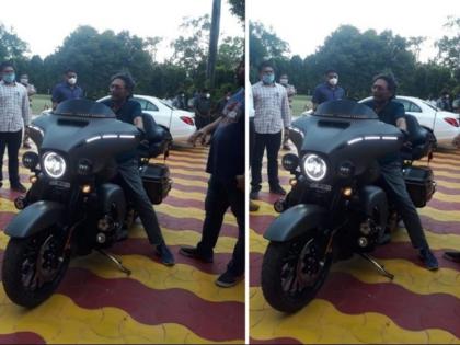 CJI Sharad Bobde poses on Harley Davidson in Nagpur | सुप्रीम कोर्ट के चीफ जस्टिस स ए बोबडे की जिस बाइक पर छिड़ा है विवाद, जानें कौन सी है बाइक और क्या है उसकी कीमत, कौन उसका मालिक