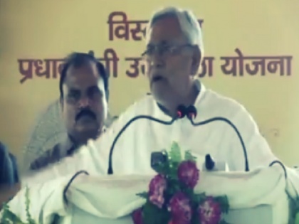 Bihar Nitish Kumar reprimands a man for raising slogans over development work | काम ना होने की याद दिलाने पर भड़के नीतीश कुमार, बोले- 'ऐसे टे-टे करने से कोई फायदा होता है'