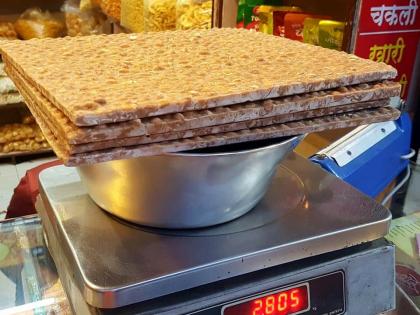 Maharashtra lockdown Three thousand Chikki vendors 'house' in Lonavala-Khandala, two thousand taxi drivers 'leave' | महाराष्ट्र लॉकडाउन: लोनावला-खंडाला के तीन हजार चिक्की विक्रेता 'घर' पर, डेढ़ हजार टैक्सी ड्राइवरों की भी 'छुट्टी'