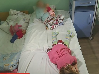 Father Gave Them 2 or 4 year old Daughter Alcohol poisoning in Ukraine | 2 और 4 साल की बेटियों को पिता ने पिलाई शराब, सड़क पर मिलीं बेहोश, गिरफ्तारी के बाद सामने आई ये बात