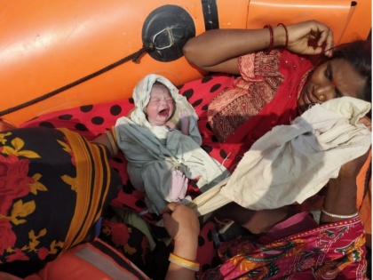 Bihar: woman gave birth to a baby girl on a rescue boat of NDRF in flood-hit East Champaran district | बिहार: भयंकर बाढ़ के बीच महिला ने NDRF के नाव में दिया बच्ची को जन्म, बाद में अस्पताल में कराया गया भर्ती