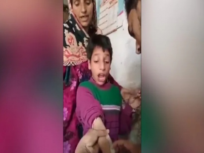 child crying and making strange sounds while getting vaccine see funny viral video | बच्चे ने टीका लगवाते हुए किया गजब का हंगामा, रोते हुए निकाली अजीबोगरीब आवाज, वीडियो वायरल