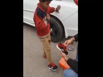 Viral Video: In the winter, the bare feet was wandering child, A man help him | VIDEO: कड़ाके की ठंड में नंगे पैर भटक रहा था बच्चा, देखें एक शख्स ने कैसे की मदद