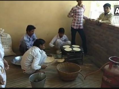 Madhya Pradesh: Junior Tribal Students making chapatis Additional District Magistrate Guna Hostel warden suspended | मध्य प्रदेश: आदिवासी बच्चों ने कलेक्टर सुनाई आपबीती, होस्टल कर्मचारी खाने में थूककर देता है भोजन