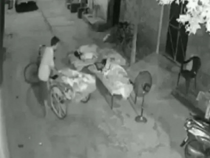 Punjab man attempts to steal a 4-year-old child while she was sleeping with family video | ठेला लेकर रात को बच्चा चोरी करने निकला चोर, सामने आया डरावना वीडियो, मां की सुझबूझ से बच पाई 4 साल की मासूम