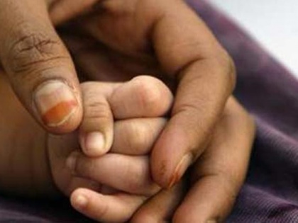 Woman sells baby for money after hubby walks out on her in Hyderabad | महिला ने अपने 2 महीने के बेटे को 45 हजार रुपये में बेचा, पति की शिकायत के बाद मां समेत 6 लोग गिरफ्तार