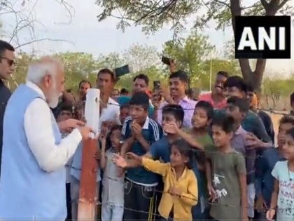 PM Modi had a light-hearted interaction with children in Kalaburagi earlier today, before the roadshow here | Watch: पीएम मोदी ने कालाबुरागी में रोड शो से पहले बच्चों के साथ की मस्ती, पूछा- आप लोगों का पीएम बनने का मन नहीं करता?