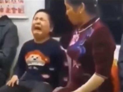 Child was crying loudly in the metro became slient after showing the mother slap | मेट्रो में जोर-जोर से रो रहा था बच्चा, फिर मां ने जैसे ही दिखाया थप्पड़ आ गया हरकत में, वीडियो वायरल