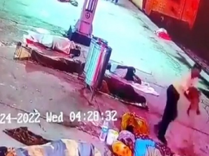 Video: Man stole 7 month-old baby from sleeping mother at Mathura railway station and ran away | मथुरा रेलवे स्टेशन पर सो रही महिला के पास से 7 माह के बच्चे को चुराकर भागा शख्स, वीडियो देख सहम जाएगा किसी भी माता-पिता का दिल