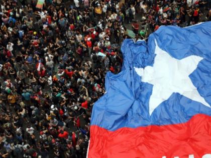 Millions of protesters took to the streets in support of the demand for President's resignation in Chile | चिली में उठी राष्ट्रपति के इस्तीफे की मांग, समर्थन में सड़कों पर उतरे लाखों प्रदर्शनकारी