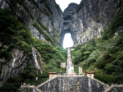 china tianmen mountain called as a heaven gate | चीन में मौजूद है स्वर्ग का दरवाजा, बादलों से रहता है घिरा