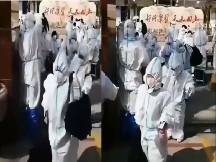 doctors now children going to school wearing PPE kits Zero covid Policy being followed in Shanghai China viral video | देखें वीडियो: डॉक्टरों की तरह शंघाई में भी अब बच्चे पीपीई किट पहनकर जा रहे है स्कूल, चीन में ‘जीरो कोविड पॉलिसी’ के नियम का ऐसे हो रहा है पालन