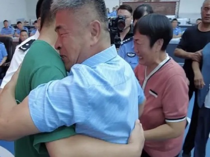 China man reunited with his son abducted 24 years ago by human traffickers | 2 साल की उम्र में बेटे का हुआ था अपहरण, फिर 24 साल बाद आया सामने, जानिए पूरा मामला