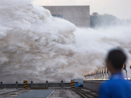 China flood rain Yangtze River boom danger of flooding 18 lakh people evacuated | चीन में मूसलाधार बारिश, यांग्त्सी नदी उफान पर, बाढ़ आने का खतरा, 18 लाख लोगों को निकाला गया