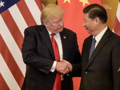 China says on trade war can not hold america talking behavior | ट्रेड वॉर चीन ने दिया बयान, कहा- 'गले पर चाकू रख कर बातचीत करना चाहता है अमेरिका'