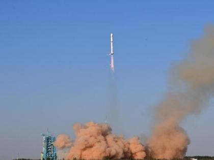 China sent another satellite into space, while lunar mission Chang'e 4 discovered gel-like substance | चीन ने अंतरिक्ष में भेजा एक और सैटेलाइट, वहीं 'चेंग'ई 4' मिशन ने चांद पर खोज निकाला 'जेल' जैसा पदार्थ