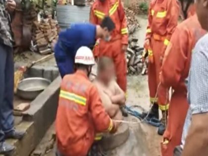 in China 28-year old man suddenly falls in a home well video viral on internet | चीनः कुएं में गिर गया 28 साल का शख्स लेकिन मोटापे ने बचा लिया, देखिए वायरल वीडियो