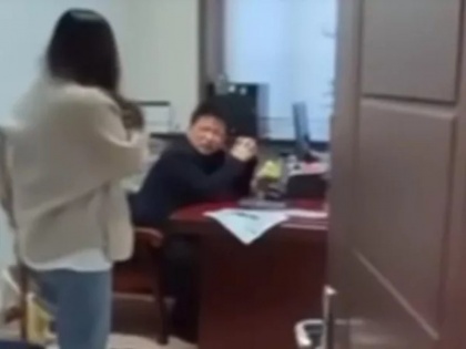 a woman beat her boss for sending dirty msg in china | बॉस कई दिनों से भेज रहा था अश्लील मैसेज, परेशान महिला कर्मचारी ने ऐसे सिखाया सबक, बॉस को नौकरी से भी धोना पड़ा हाथ