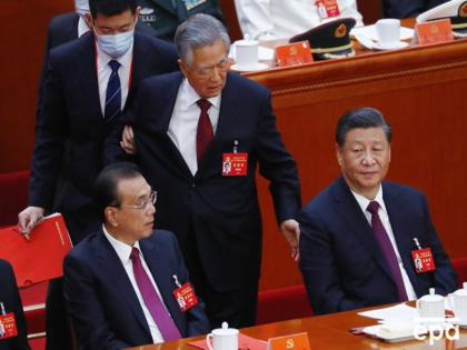 Former Chinese president Hu Jintao escorted out of meeting in front of Xi Jinping Watch Video | चीन: बड़ी बेअदबी से शी जिंगपिंग के सामने पूर्व राष्ट्रपति जिंताओं को सीपीसी की मीटिंग से निकाला गया, देखें वीडियो