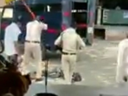MP: Police beat up youth brutally in Chhindwara, video goes viral, Digvijay Singh said this | MP: छिंदवाड़ा में पुलिस ने युवक की बेरहमी से की पिटाई, वायरल हुआ वीडियो तो एसपी ने दिए जांच के आदेश, देखें वीडियो