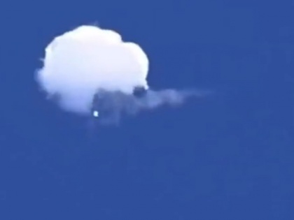 Video surfaced of shot down Chinese spy balloon American fighter jet targeted it like this | चीनी 'जासूसी' गुब्बारे को मार गिराने का वीडियो आया सामने, अमेरिकी फाइटर जेट ने ऐसे बनाया निशाना