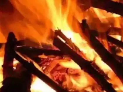 UP a person suddenly jumped on the burning pyre of a friend died know the whole matter | यूपी में दोस्त की जलती चिता पर अचानक कूदा शख्स, हुई मौत, जानें पूरा मामला