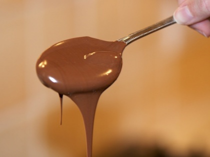 Chocolate Day 2018 prepare home made chocolate for your love partner know the recipe | Chocolate Day 2018: आज अपने पार्टनर को दें सरप्राइज, होम मेड चॉकलेट के स्वाद से मनाएं यह खास दिन