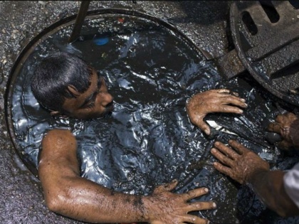 Andhra Pradesh: 7 laborers die for cleaning in septic tank | आंध्र प्रदेश: सेप्टिक टैंक में सफाई के लिए उतरे 7 मजदूरों की मौत
