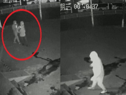 China Shanghai Police Releases CCTV footage of Dumbest thieves ever viral video | ऐसे चोर हो तो पुलिस वालों के मजे ही मजे, वायरल वीडियो देख नहीं रोक पाएंगे अपनी हंसी