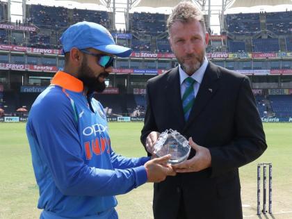 Ind vs Win: ICC Match Referee Chris Broad completed 300 ODI matches | इंडिया-विंडीज वनडे में मैच रेफरी ने बनाया यह खास रिकॉर्ड, कोहली ने दिया स्पेशल गिफ्ट