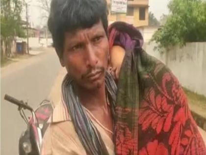 father walked 8 kms, carrying the daughter's body in his lap, the Chhattisgarh government did not give the dead body | दर्दनाक: बेटी का शव गोद में उठाकर बाप चला 8 किलोमीटर पैदल, छत्तीसगढ़ सरकार ने नहीं दिया शव वाहन