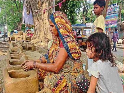 Muslim women in Bihar make earthen stoves for the Hindu festival of Chhath, brotherhood is visible on the streets of Patna | बिहार में मुस्लिम महिलाएं हिंदुओं के महापर्व छठ के लिए बनाती हैं मिट्टी का चूल्हा, पटना की सड़कों पर दिखने लगा भाईचारा