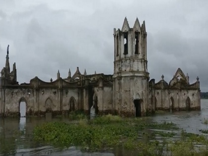 Karnataka floating church in shettihalli of Hassan know why it is special and its history | तैरने वाला एक अजीबोगरीब चर्च, 160 साल पहले बनाया गया था इसे, अब यहां हर ओर है सन्नाटा