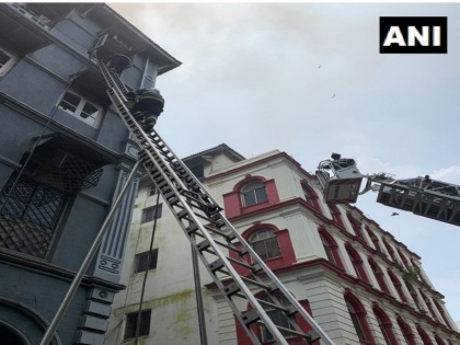 fire breaks out on the 3rd floor of Churchill Chamber building on Merryweather Road near Taj Mahal Hotel in Colaba | मुंबई के ताजमहल होटल के पास चर्चिल चैम्बर बिल्डिंग में लगी भीषण आग, एक की मौत और एक झुलसा