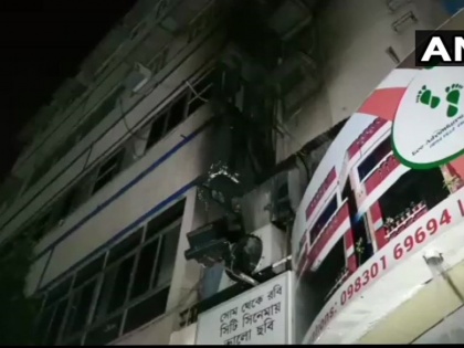 Fire broke out at Kolkata's Priya Cinema hall during a movie | कोलकाता: प्रिया सिनेमा में शो के दौरान आग लगी, कोई हताहत नहीं